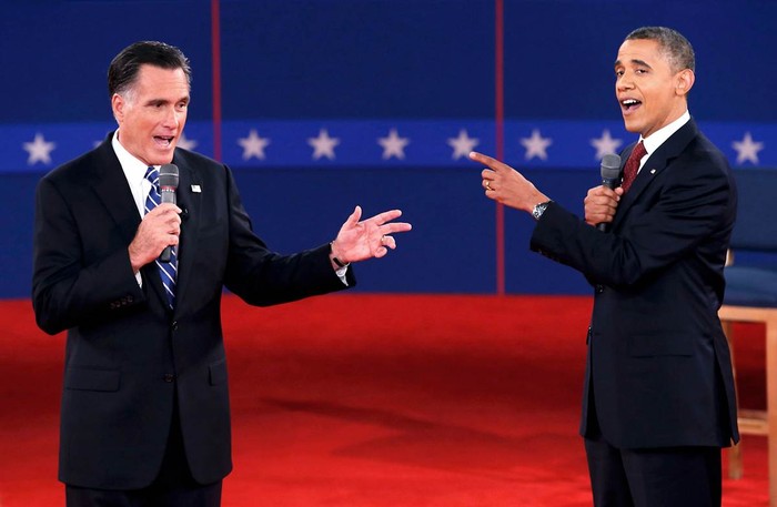 Ứng cử viên đảng Cộng hòa Mitt Romney (trái) và đương kim Tổng thống Barack Obama đối đầu trong vòng tranh luận trực tiếp trên truyền hình lần thứ hai tại Đại học Hofstra ở Hempstead, New York hôm 16/10.
